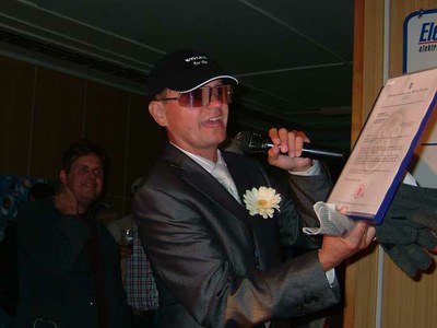 Marek Zahradníček čte Čestné uznání ESČ Praha