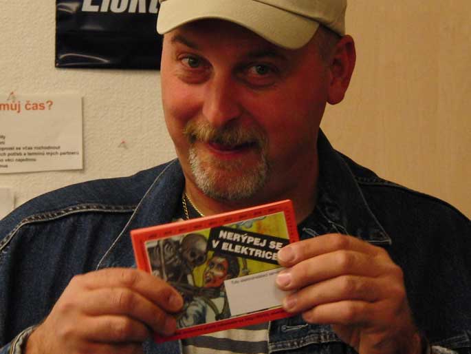 Pavel Horský s novou samolepkou do rozvaděčů (Cluster - Podbořany)