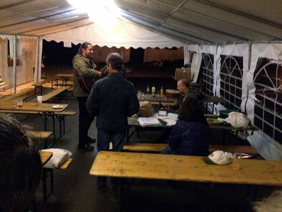 Hudební pozadí v noci ovládly kytary