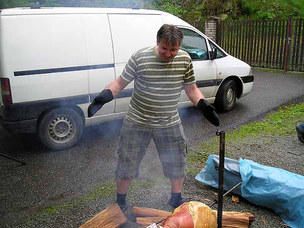 Jan Franěk při přípravě mrtvého zvířete