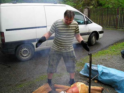 Jan Franěk při přípravě mrtvého zvířete