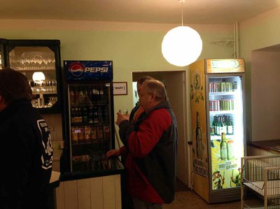 Kamil Novák degustuje lihoviny na baru mlýna