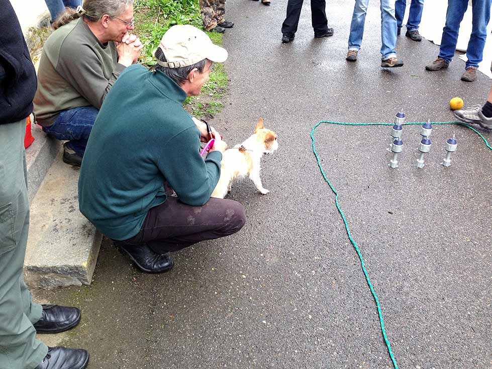 Tomáš Fuk se svým Fíkem sleduje "hod valivou koulí"
