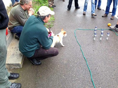 Tomáš Fuk se svým Fíkem sleduje "hod valivou koulí"